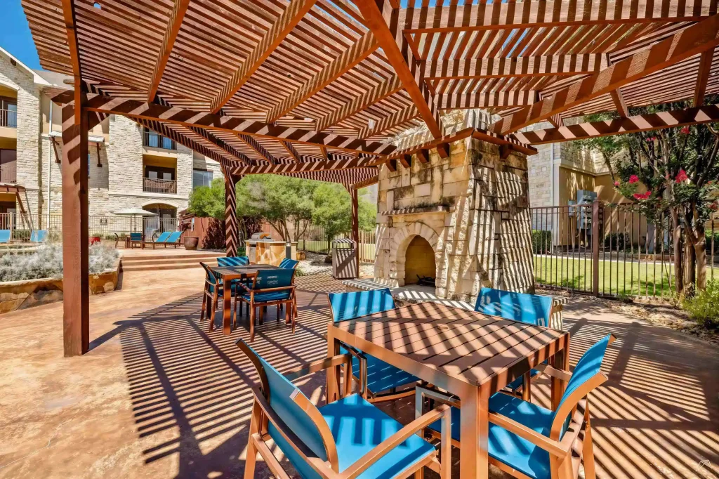 arioso apartments outdoor lounge